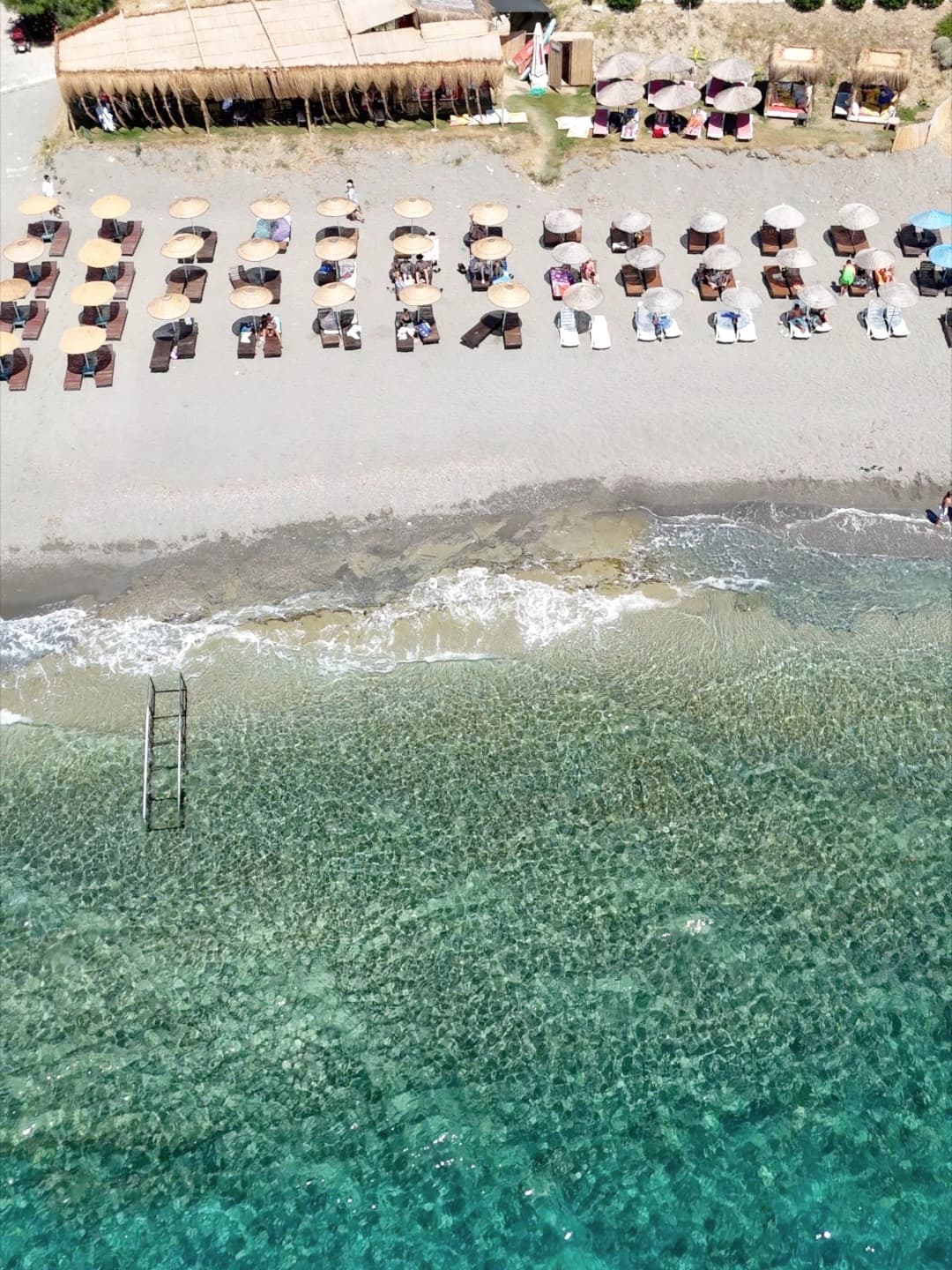 Oops Çıfıt plajı havadan: şezlong sıraları ve turkuaz deniz